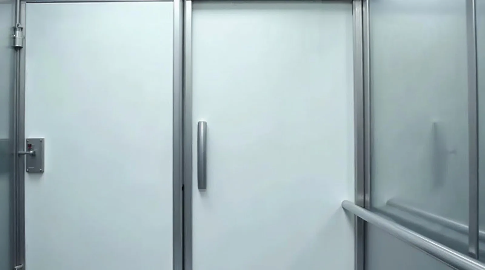 Porte isotherme coulissante d'une chambre froide