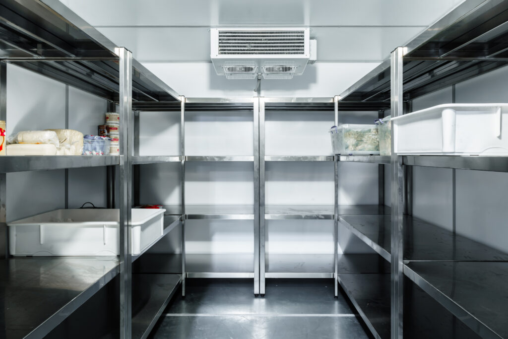 Chambre froide neuve récemment installée aux panneaux assemblés