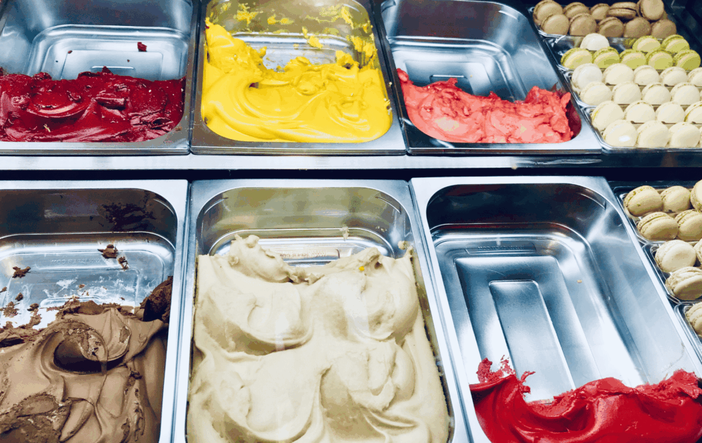 Vitrine réfrigérée de glace mettant en valeur les produits